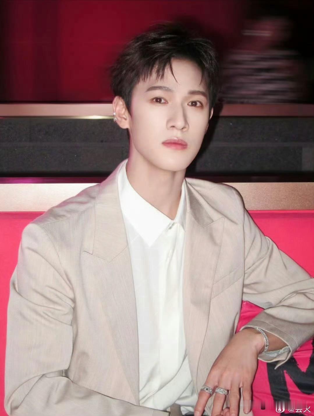 孟子义和李昀锐假假得真这不是给粉丝吃定心丸嘛两个人的辟谣声明都出奇的一致，