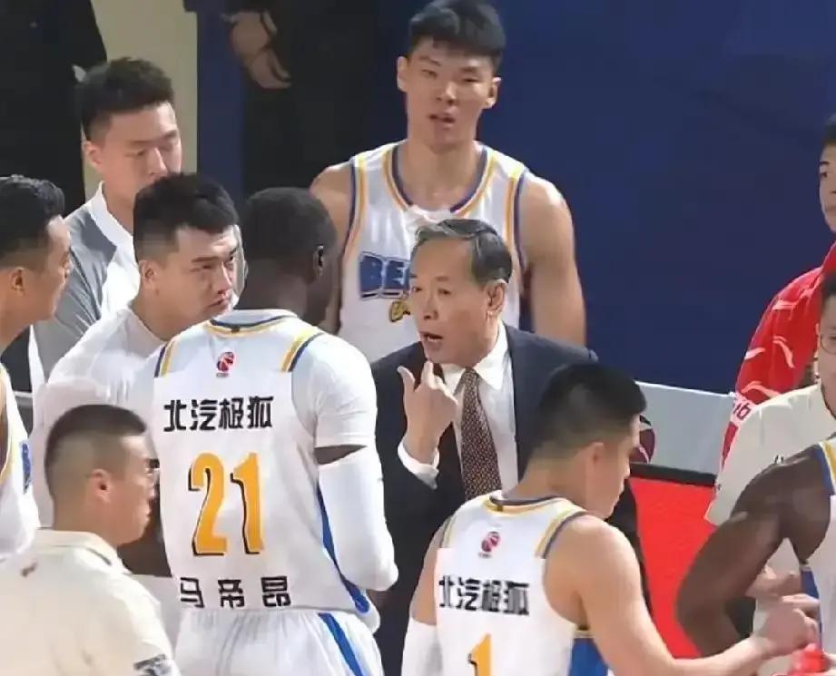 以为砸钱就能搞定外援？CBA新规第一刀，砍向北汽25万美金。罚单背后是50