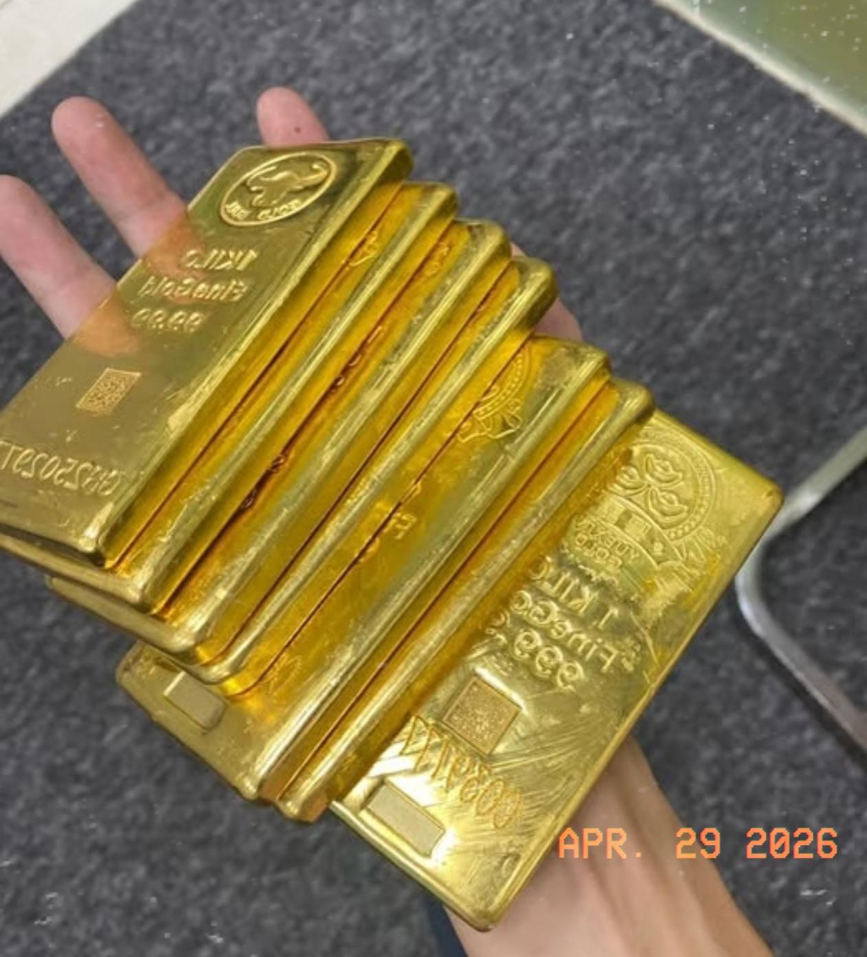 4月29号，金价一直卡在1010上下晃悠，这会儿手里拿着黄金的人，估计心里都挺