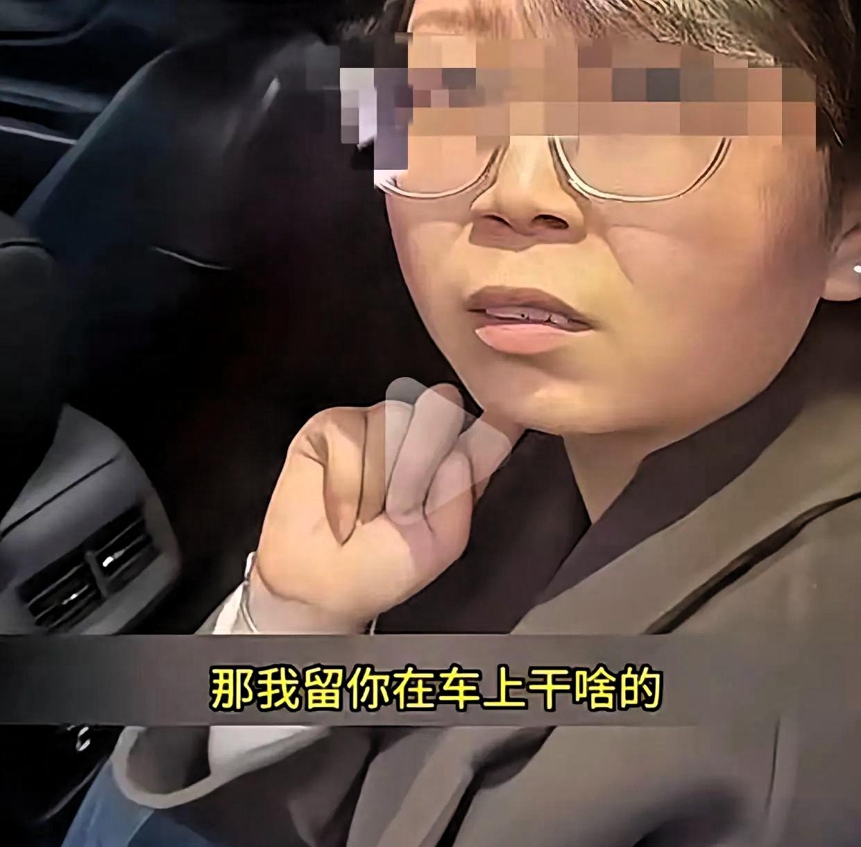 笑死人了！[笑着哭]男子把老婆留车里，自己去办事，回来一看罚单贴车窗上了！拉开车