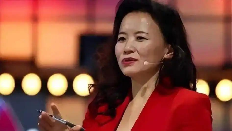 .央视间谍成蕾潜伏中国20年为美澳卖命，就因句口误被识破身份。一次公开活动，