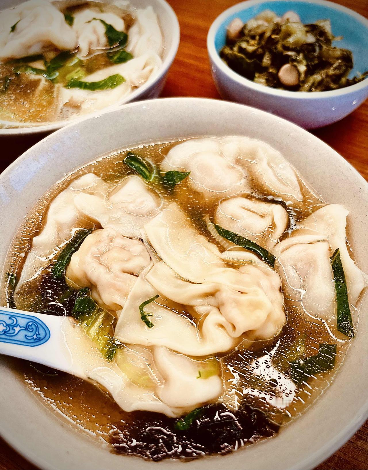 年纪到睡不着，一碗馄饨慰辛劳。等闲回首望窗外，朝霞已满天。