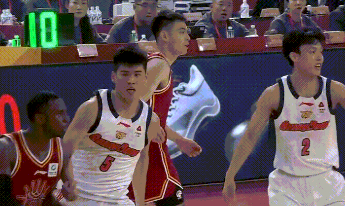 年轻人在广东打球太幸福了，一年级的陈家政王洪泽不仅有首发上场的机会，还有专门的战