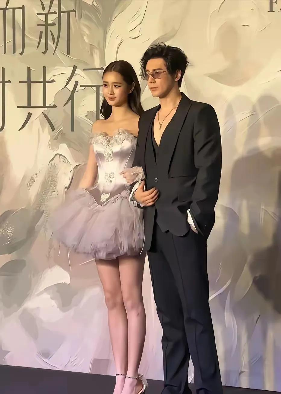 张伦硕与考拉在上海时装周同框，继父女关系秒变灵魂默契最佳拍档上海时装周上，张伦