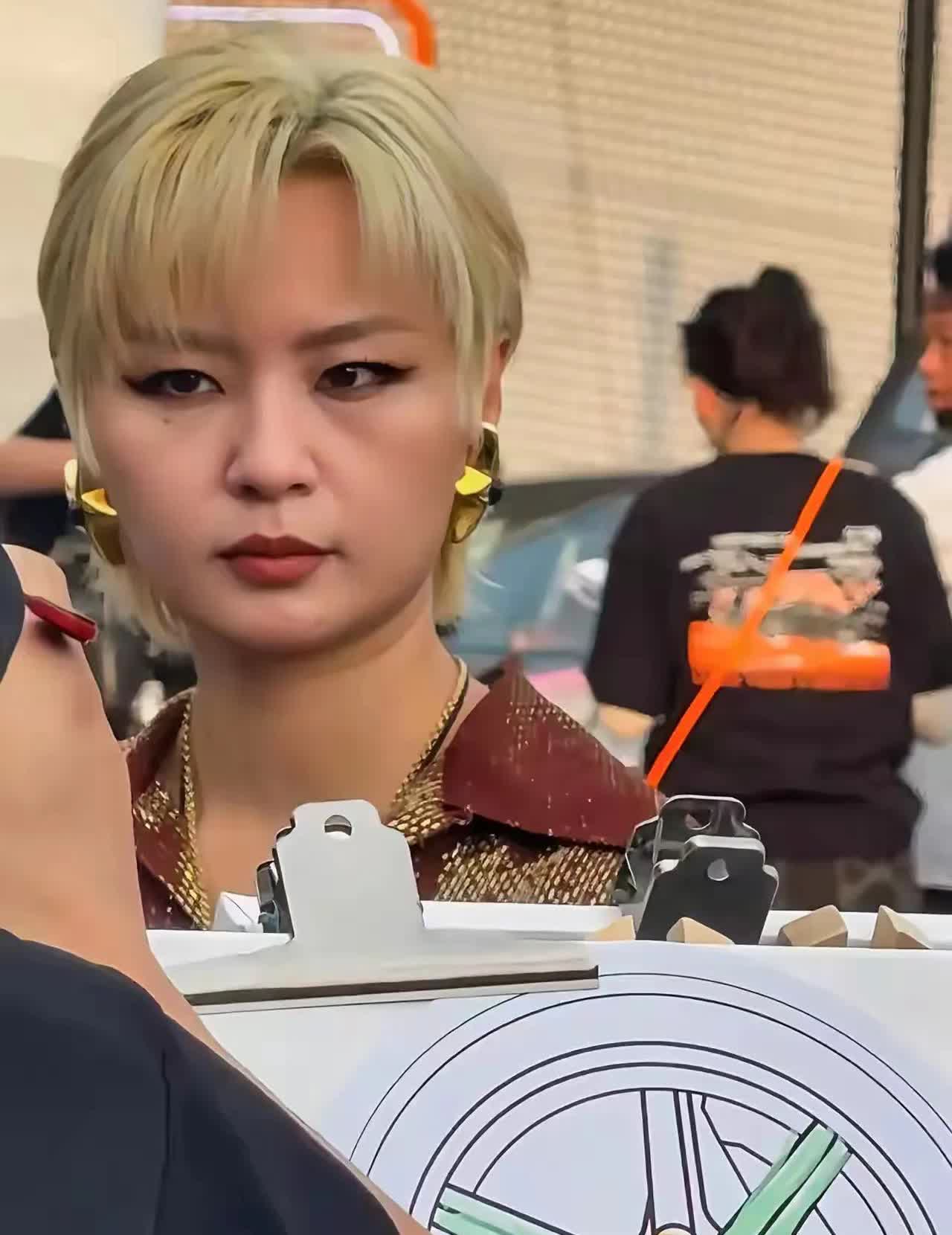 李宇春怎么变样了，脸也胖了，发福了，变的都认不出来了