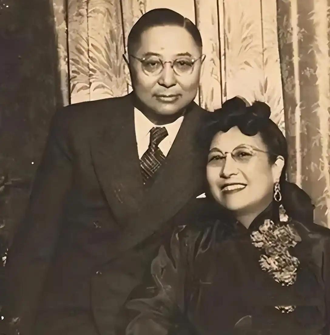 1936年，怀着8个月身孕的严蔼娟被孙中山的独子孙科扫地出门。孙科拿出26根金条