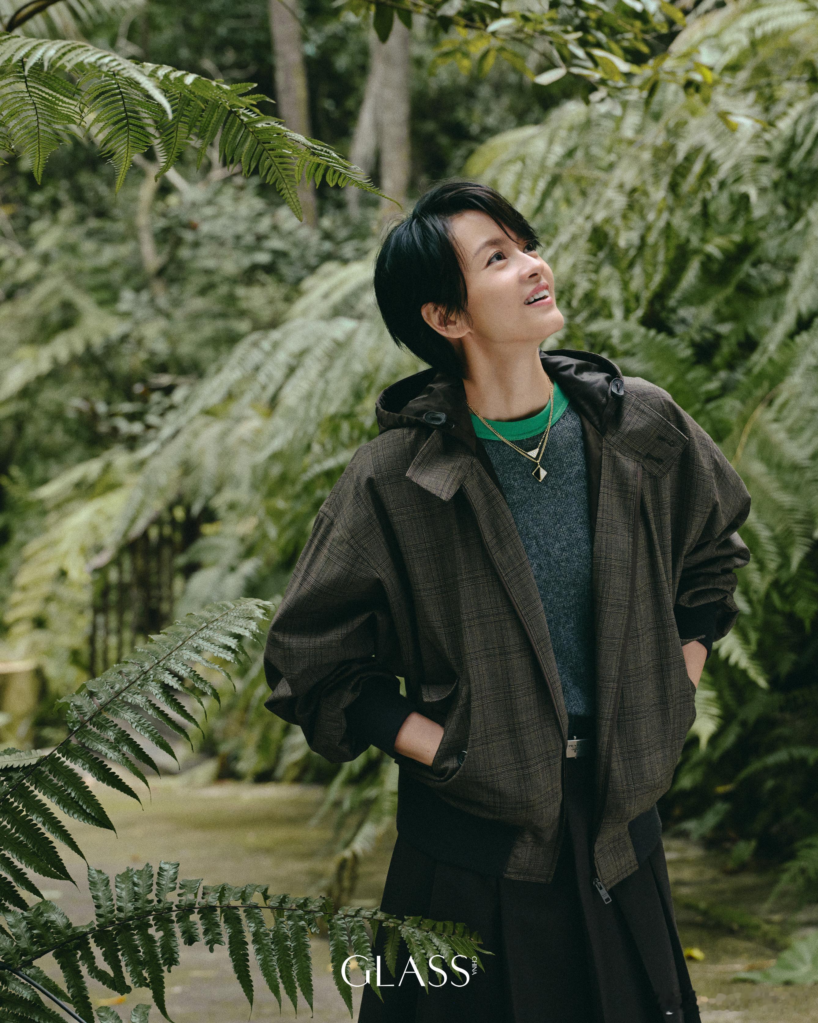 梁咏琪登上《GLASS》12月刊封面，她好适合这种清新自然的风格！梁咏琪GLAS
