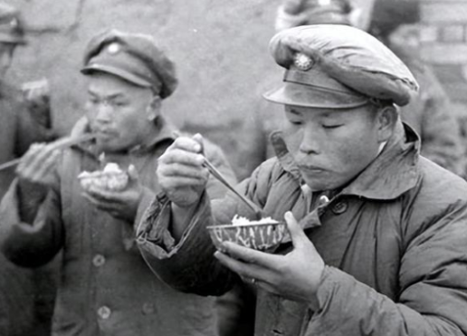 1948年，有一个国民党士兵饿的实在受不了了，跑到了解放军阵地，竟然背回一袋子馒