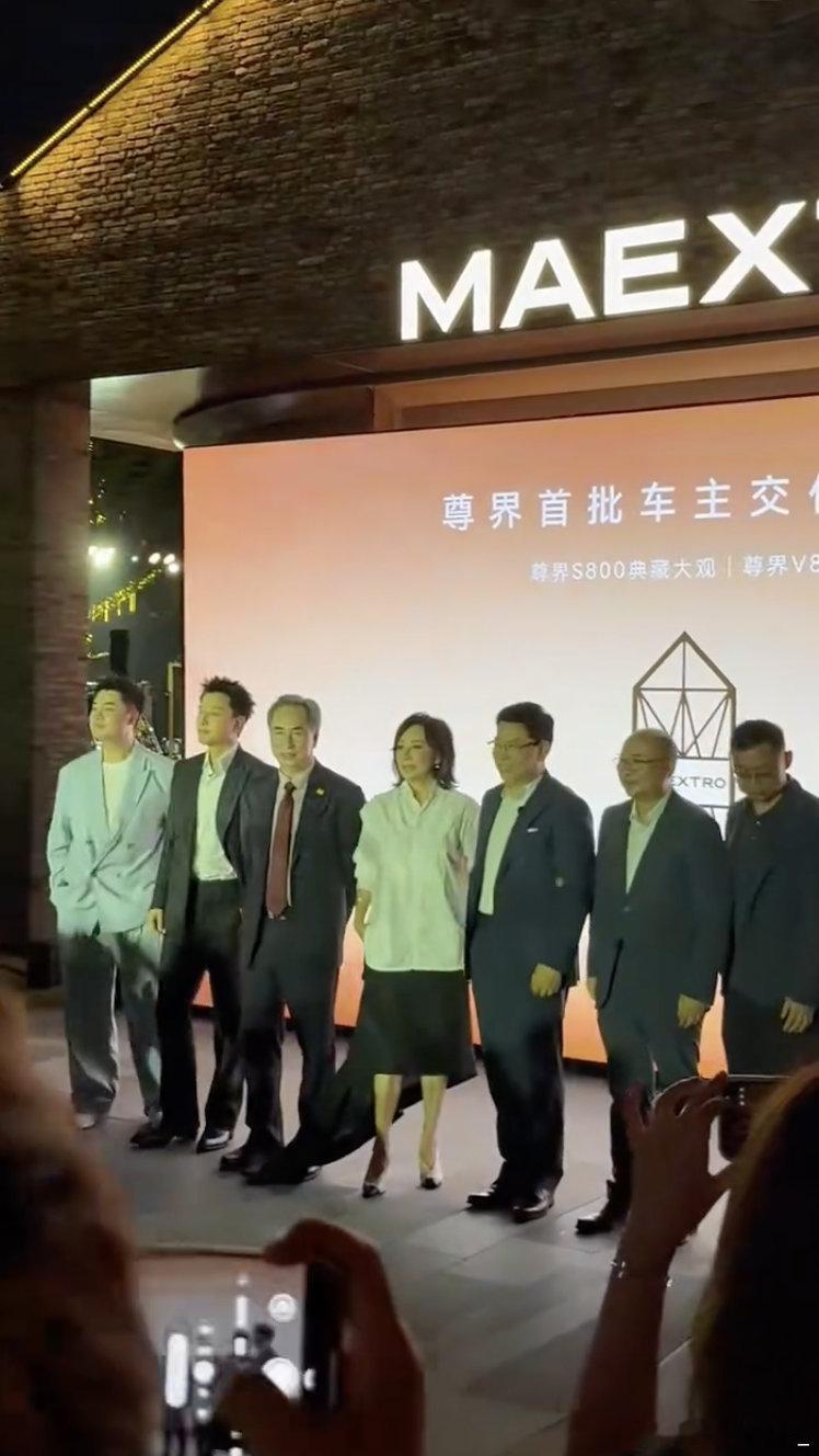 余承东上海交付新车余承东上海新车交付活动备受瞩目，一众大咖到场，相聚现场畅快交流
