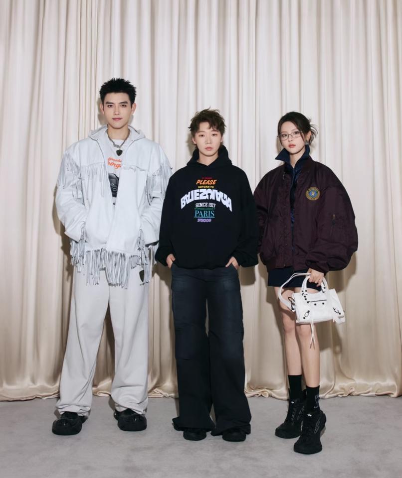 王曼昱的长相和气质太适合时尚圈了，时髦到不像打乒乓球的，小头小脸高海拔，比明星还