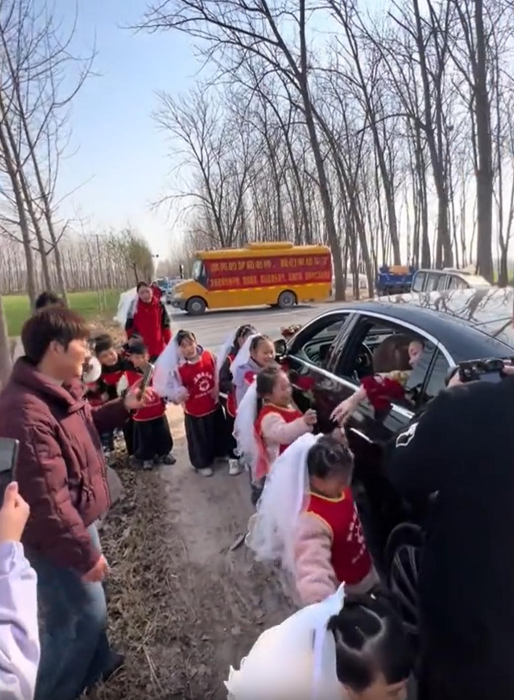 双倍幸福！山东菏泽，一位幼儿园老师结婚出嫁，不料，婚车还没开出多远就被“劫车”了