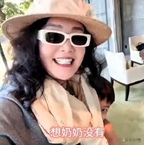 近日张兰结束法国假期回北京，特意和孙子孙女吃饭。视频里她一见面就抱11岁孙女玥儿