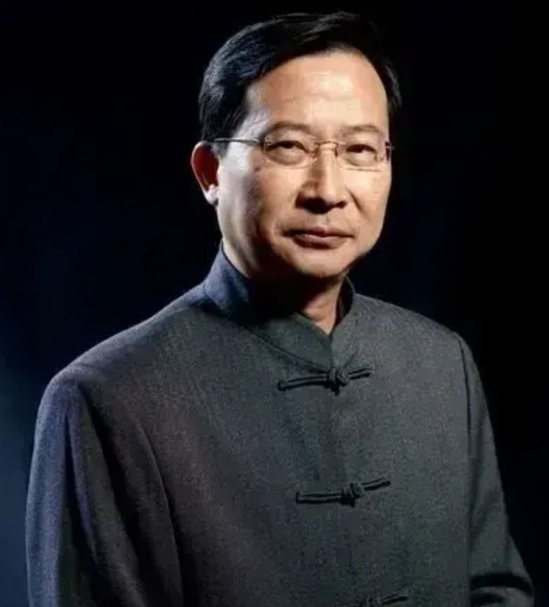 在整个医学界，我最佩服的不是为保护人才力排众议的邱院士，也不是首创“4+4”功在