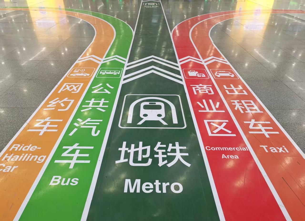 【青岛指示牌啄木鸟】𝟐𝟏𝟓𝟕.铁路青岛北站铁路到达连廊地面条形状贴纸问