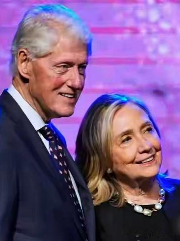 活久见！美国历史上最罕见的一幕正在上演。前总统克林顿和希拉里，这对纵横美国政坛