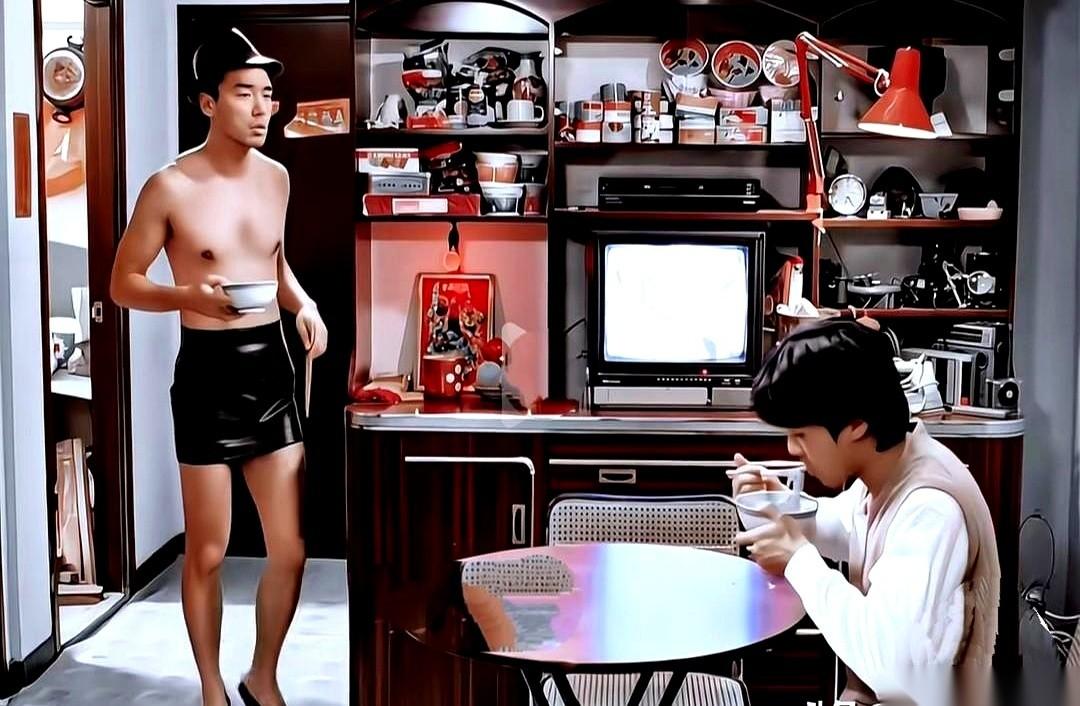 真的，看到钟镇涛那张照片，我愣了三秒。一个大男人，光着膀子，穿着超短裙和高跟鞋