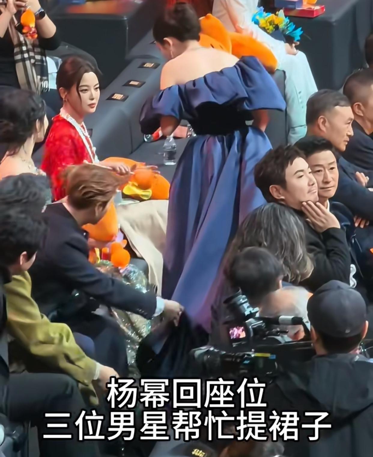 这算迟来的补偿吗？杨幂在台上被老总用脚踢了裙摆，幸好肖战当场解围化解尴尬。