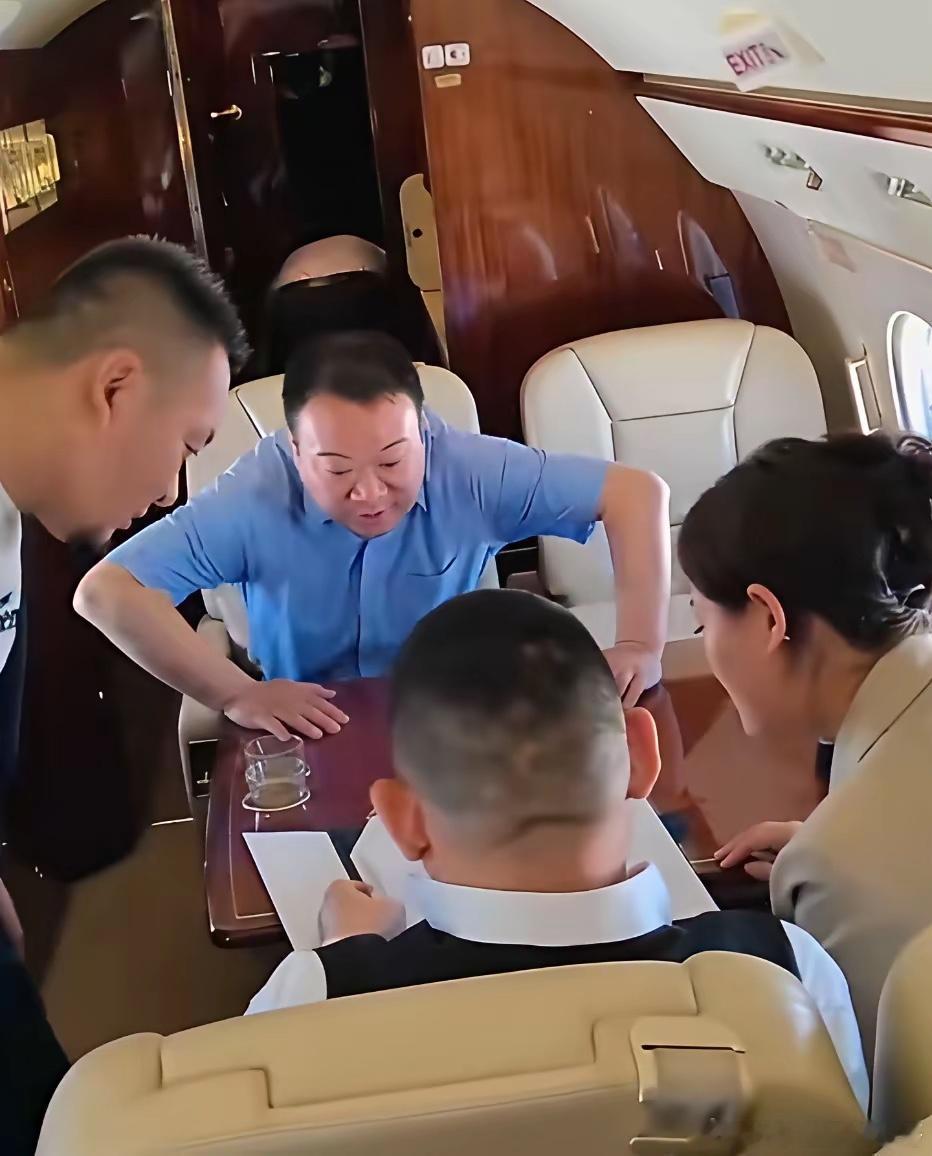 陈光标乘坐私人飞机外出时的一幕，身后是行李、年轻的服务人员，一旁还有工作人员正在