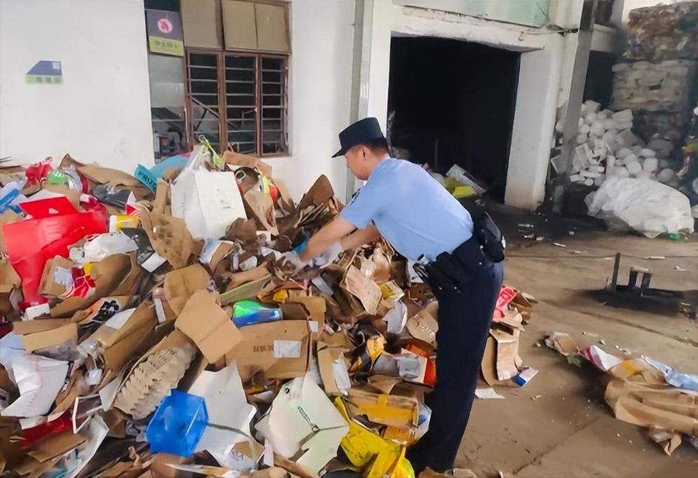 这件事就发生在上海崇明。姚阿姨在家整理东西的时候，把自己省吃俭用攒下的3万块