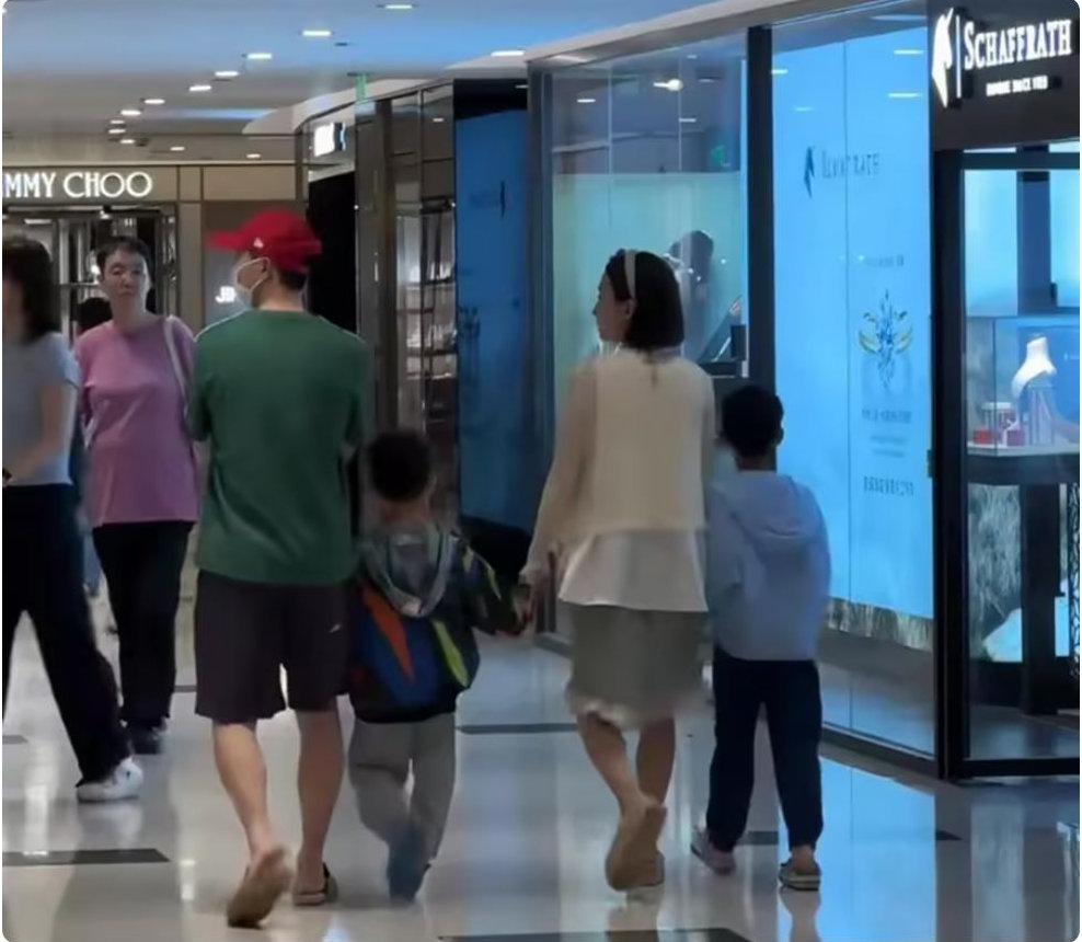 马龙一家国贸逛街，夫妻俩走路都外八，夏露穿厚底鞋肌肉腿抢镜