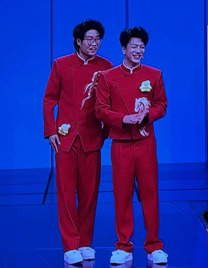 你觉得春晚最糟糕的是哪个节目？在我看来这两位一身红装的表演者的节目堪称之最：