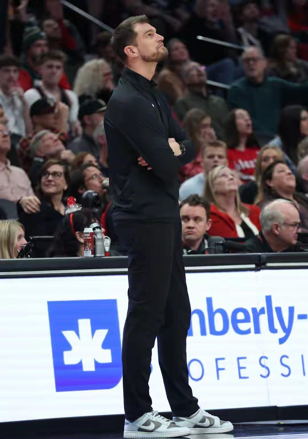 让2米16的大个子飘在外线投三分。让控卫去篮下肉搏抢板。波特兰的战术板写满了