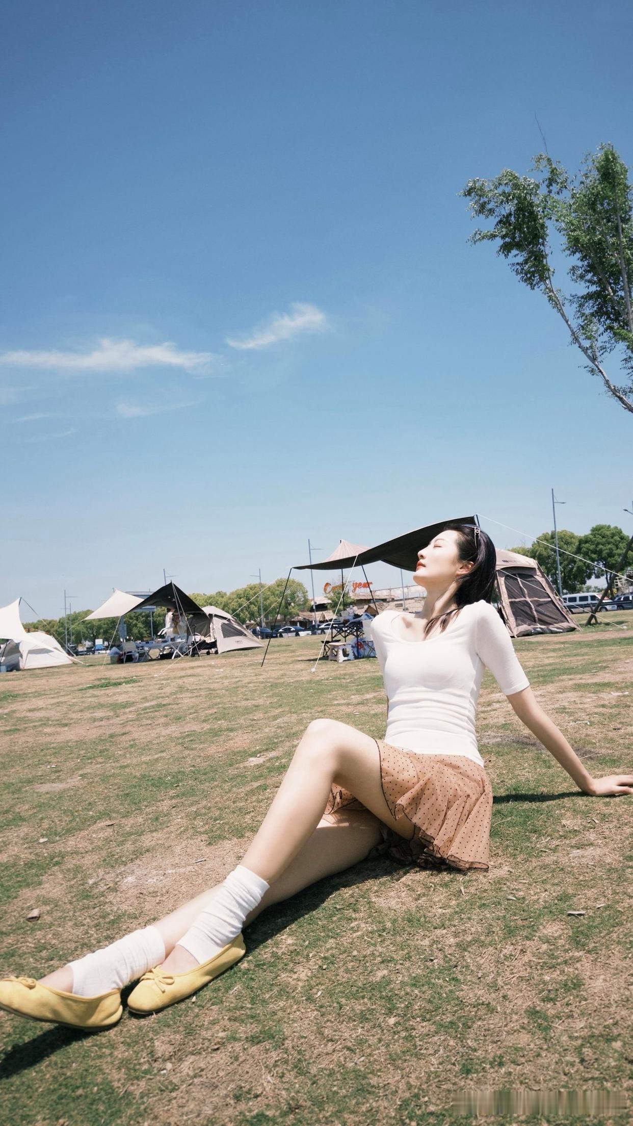 女孩子怎么穿搭既时尚又好看?夏日清新穿搭，绿意盎然中绽放优雅