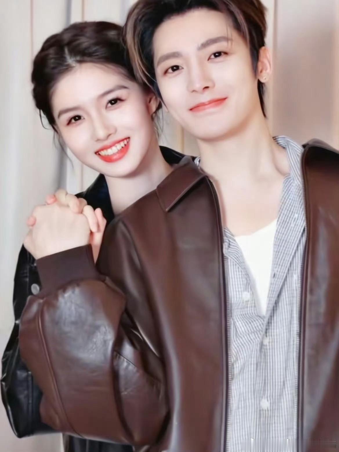 导演怀疑侯明昊艾米动了真情在网络引发热议，剧集线下见面会中，导演当众调侃侯明昊与