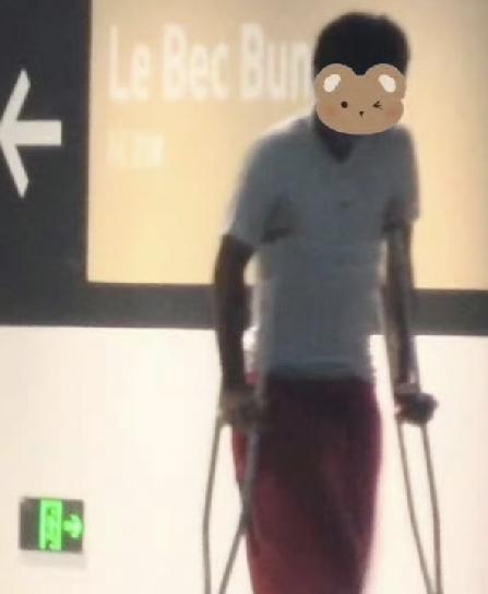 邓超儿子真令人心疼啊8月18日下午，有网友拍到邓超一家人出门逛街的画面，看