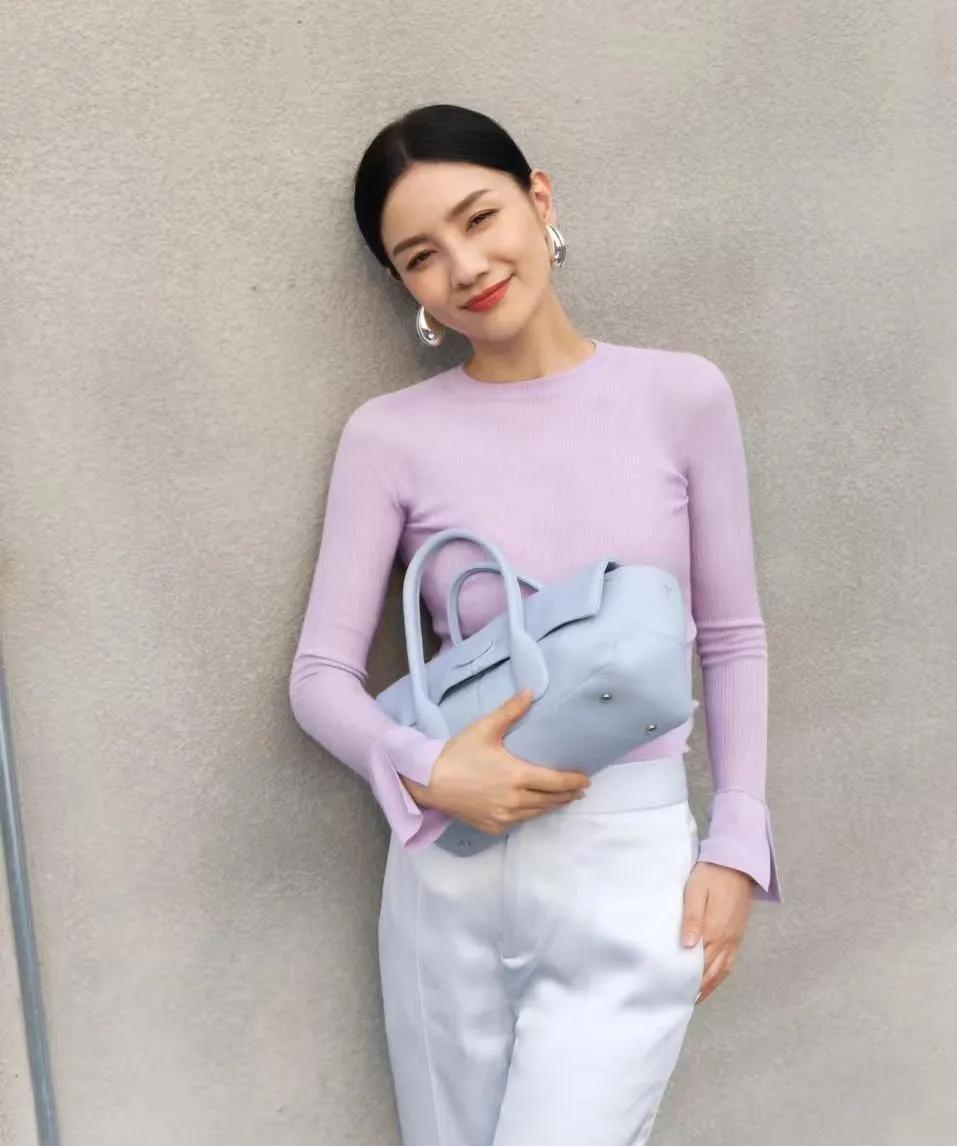 胡可的中年穿搭太值得抄作业了💜胡可这身淡紫色针织衫+浅灰阔腿裤，温柔又高
