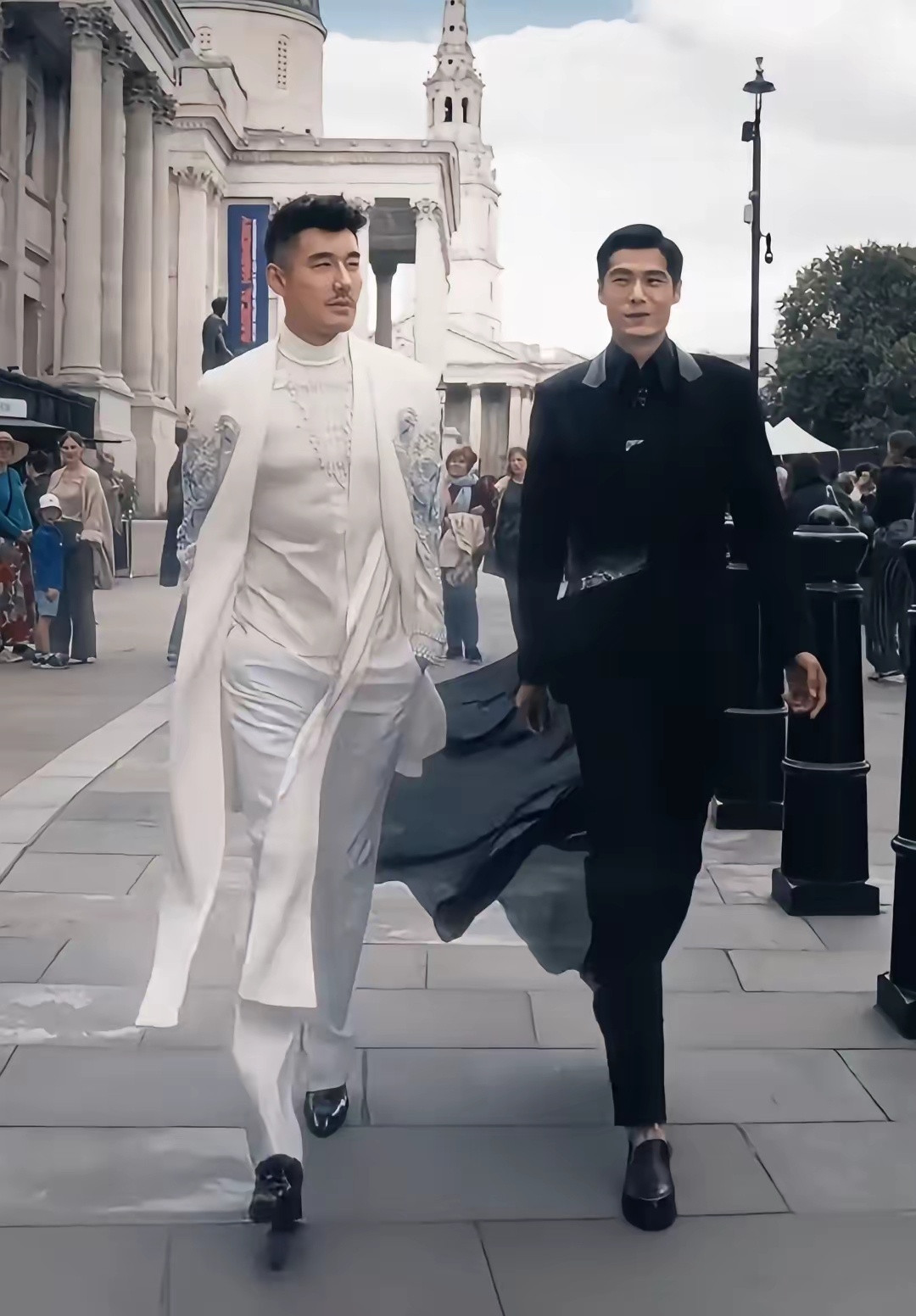 两大顶流男模现身米兰街头，气场全开，走出了国际大秀的既视感。