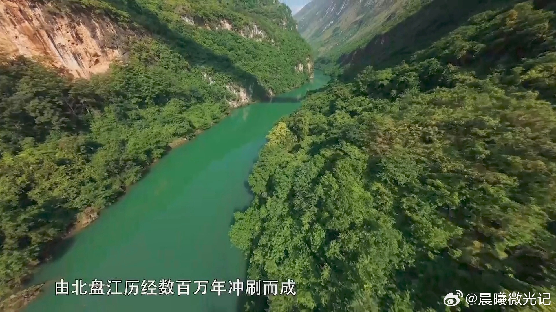 贵州花江峡谷大桥高到云端了穿行在云雾缭绕的峡谷间，花江峡谷大桥就像一条青绿色的