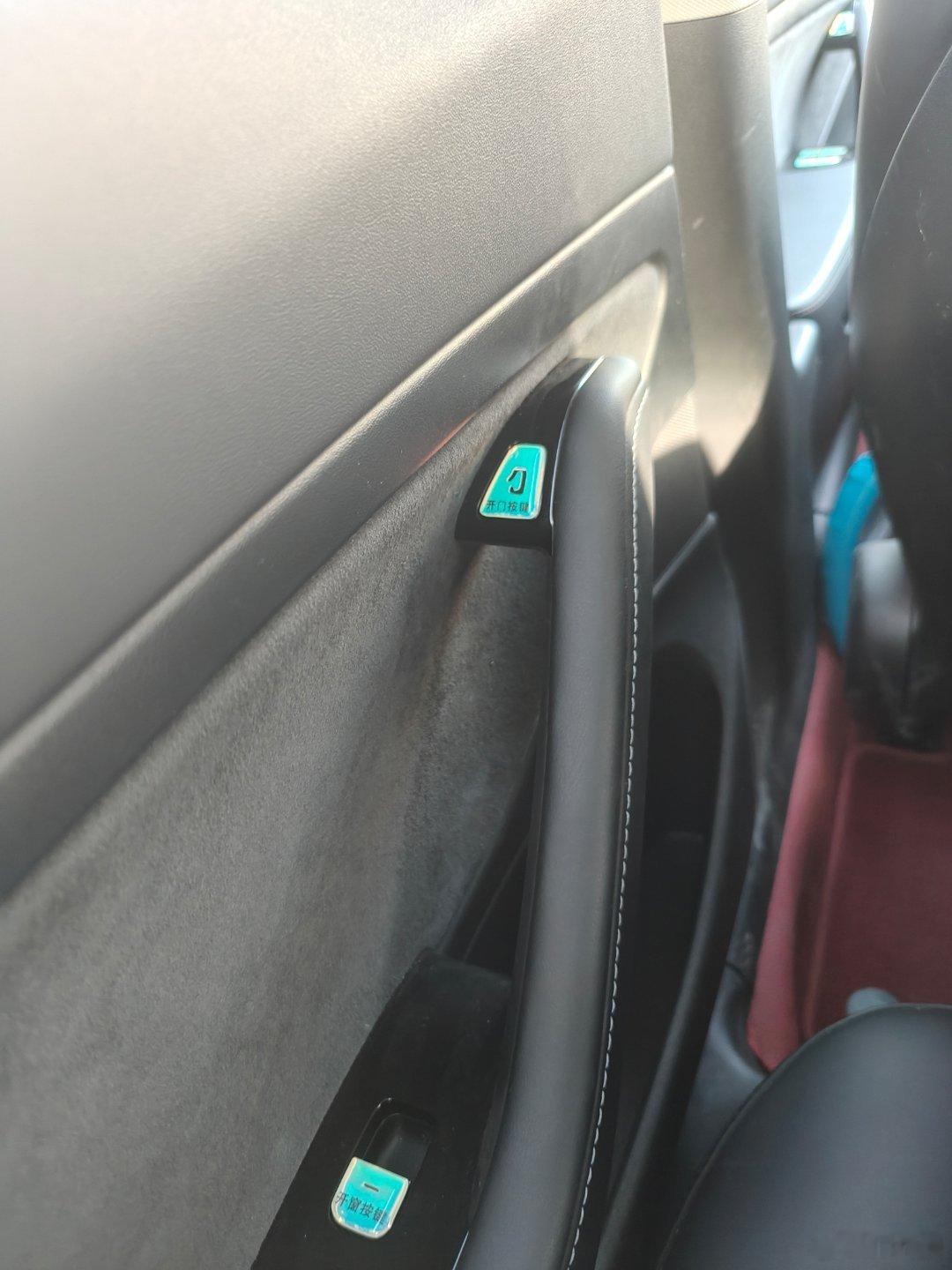 第一次打车遇见在开门/开窗按键上贴标识的，建议所有司机师傅都学起来！就贴个简单的