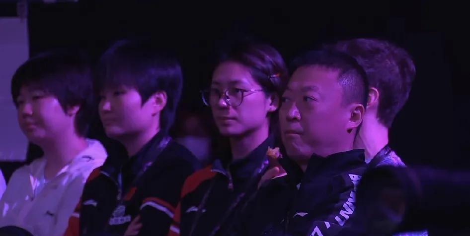 谁面对导播的镜头都得注意形象！孙颖莎跟石洵瑶内战，马琳带着一众队员坐在观众席观