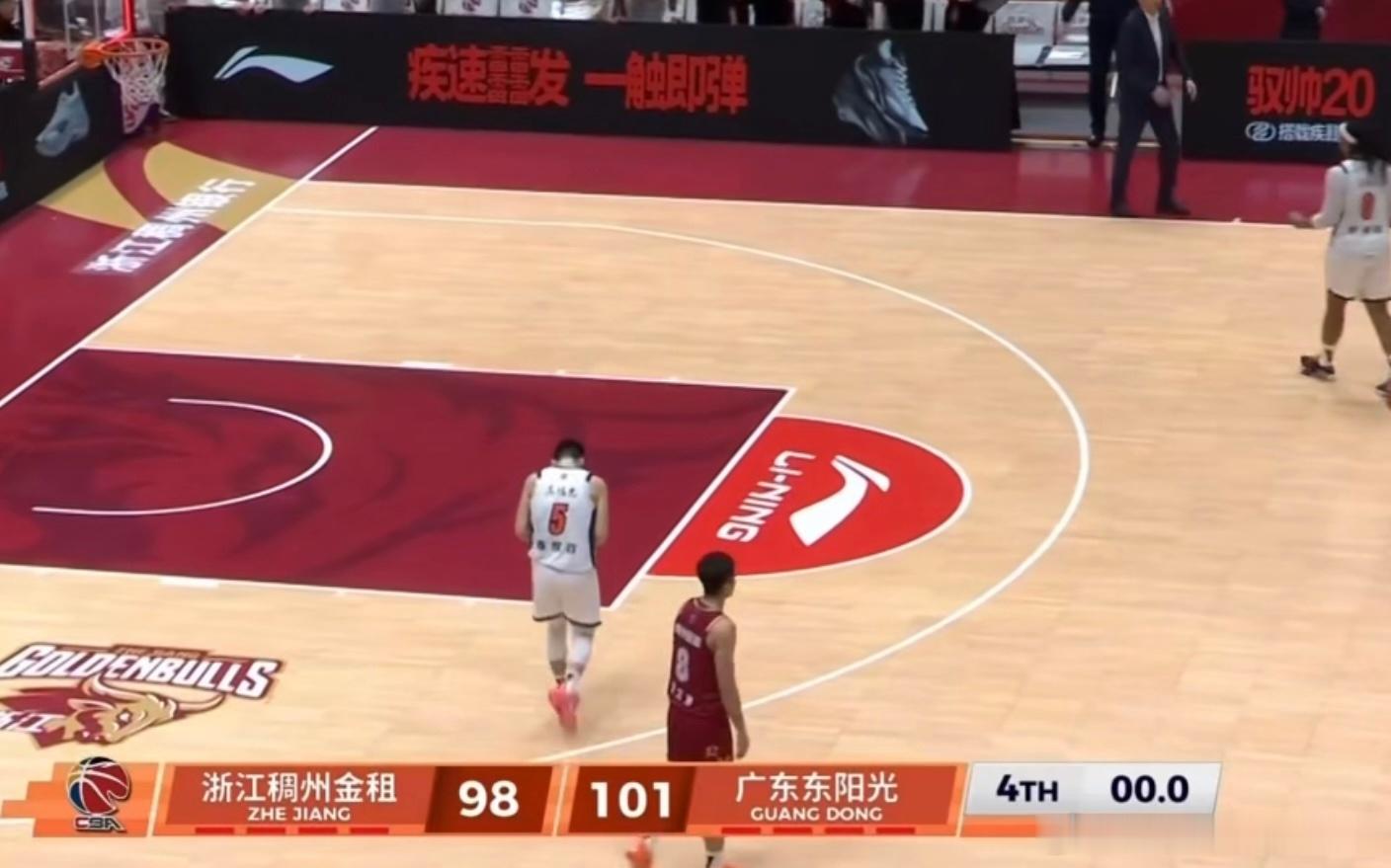 吴前错失绝杀三分，恭喜广东宏远男篮以101比98险胜浙江稠州男篮，拿下新赛季的两