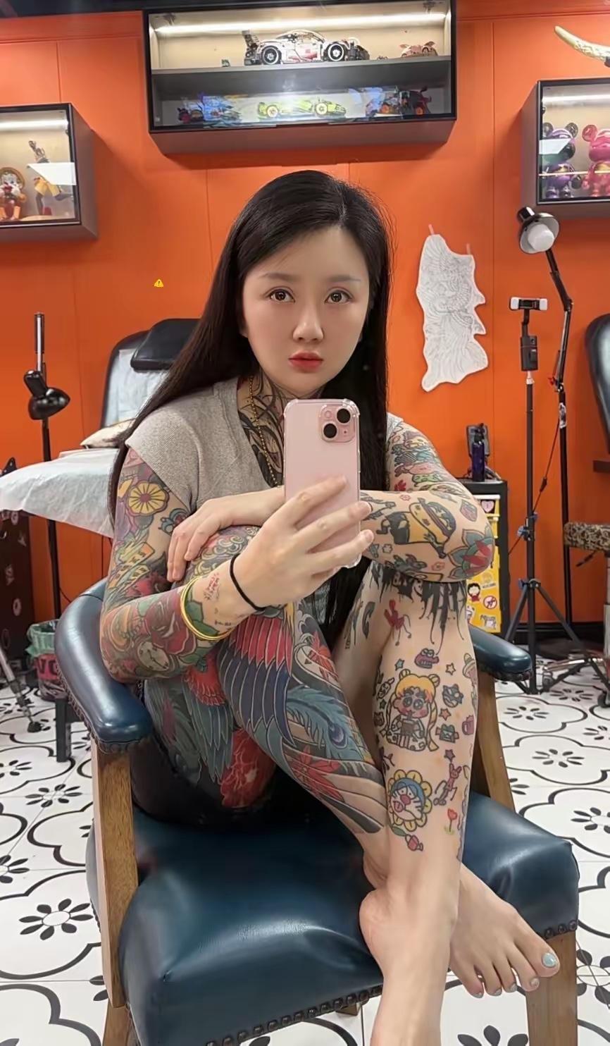 七夕节整个大的，全身纹身。一位妈妈在大好节日气坏了，女儿给了她个大惊喜。母亲说