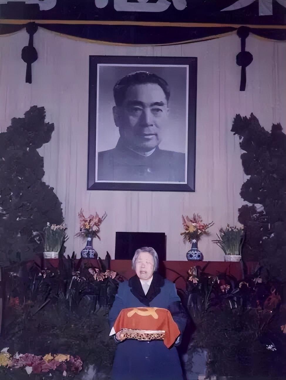 1976年，周总理的追悼会上，邓颖超捧着骨灰盒的场景，深刻定格在历史的瞬间。她满