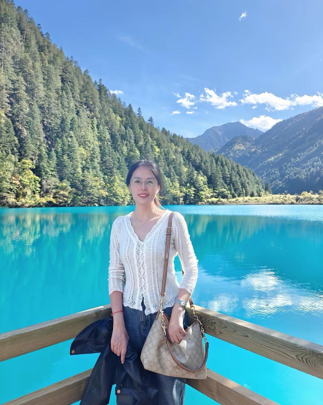 碧水青山间，佳人倚栏杆。