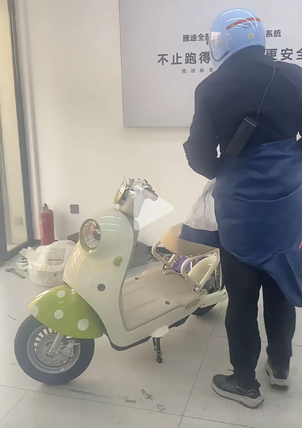 ​新国标电动车，座位是单人的，而且坐垫是活动的，并且没有储物箱。​这就问题来