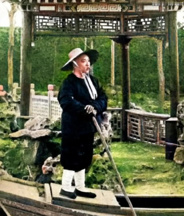 1901年，山东巡抚袁世凯回乡葬母，不料嫡兄袁世敦却穿了一身红衣现身，冷冷地说道