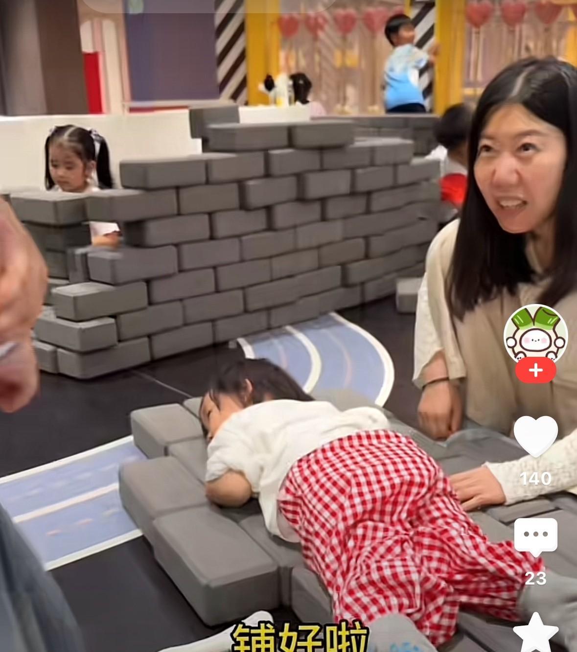 闪闪的贴身阿姨出镜了……原来闪闪都是姥姥看，黄一鸣因为看孩子问题，总是跟她妈妈