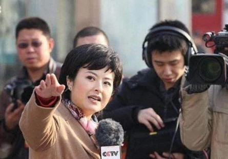 那年，主持人张泉灵在阿富汗10多天没洗澡，她找到一个阿富汗的男人商量：帮忙提一桶