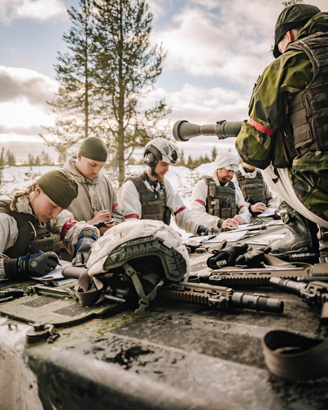 “冷反应2026”演习中的芬兰和瑞典军队，P2的芬兰士兵正在体验瑞典的AK24