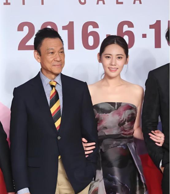 “给你两百万，我们离婚。”2011年寒冬，北京朝阳区民政局门口，一位戴着墨镜的高