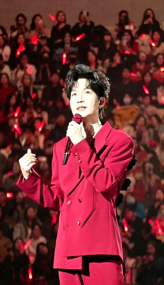 100万和60万，差价40万，粉丝立刻炸锅，说塑料兄弟情要塌。真兄弟会在