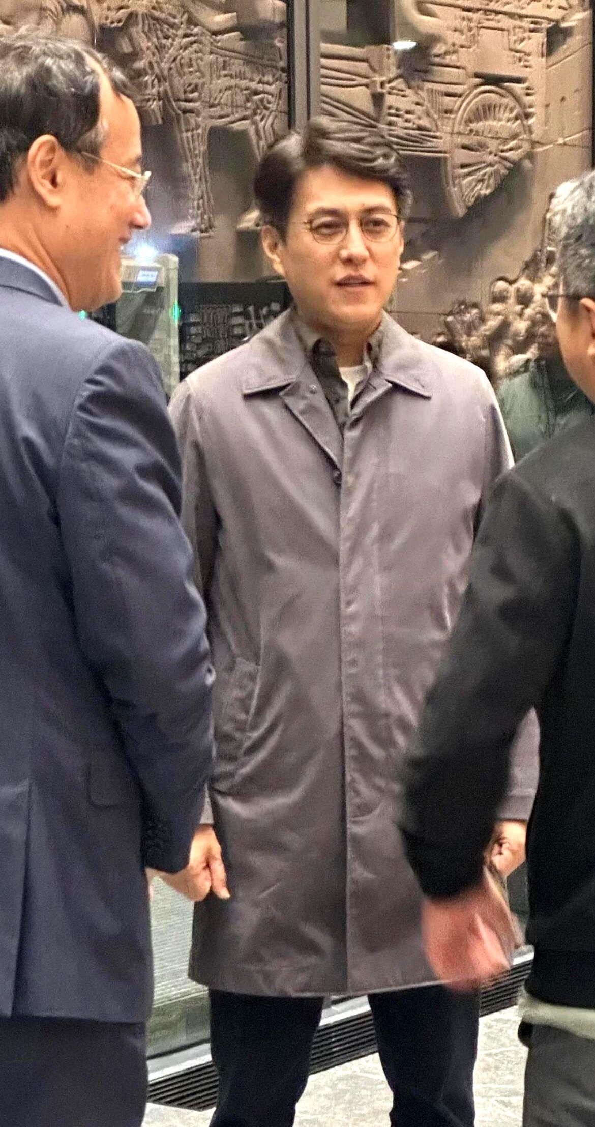 刘敏涛和靳东，是娱乐圈里没有血缘的亲人。很多人以为他俩是因2015年《伪装者