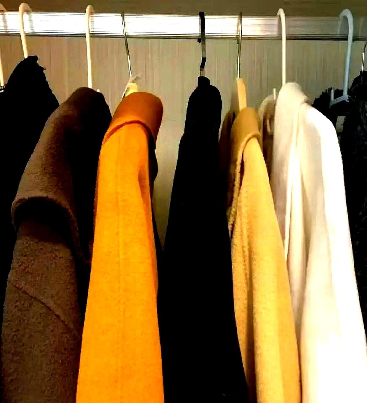 羊绒大衣压箱底三年,孩子接送路上还嫌碍事。没人要的奢侈品,成了家里最贵的摆设。