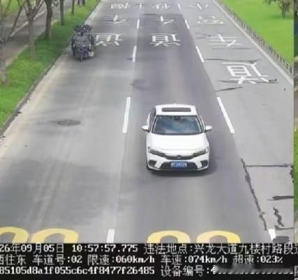 有一名车主在广州黄埔区兴龙大道行驶时，因为超速所以被拍，面临罚款200元，扣1分