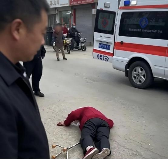 杭州，62岁大妈自己摔倒，躺在路边25分钟，没有一个人敢上去！好不容易有