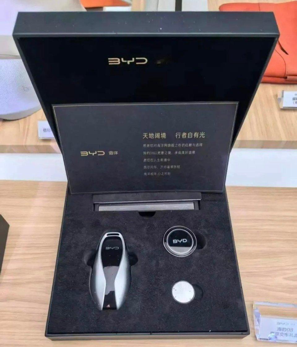 海豹08，新车新钥匙，磁吸遥控器，自带旋钮按键，支持自定义功能，车内设有八处磁吸